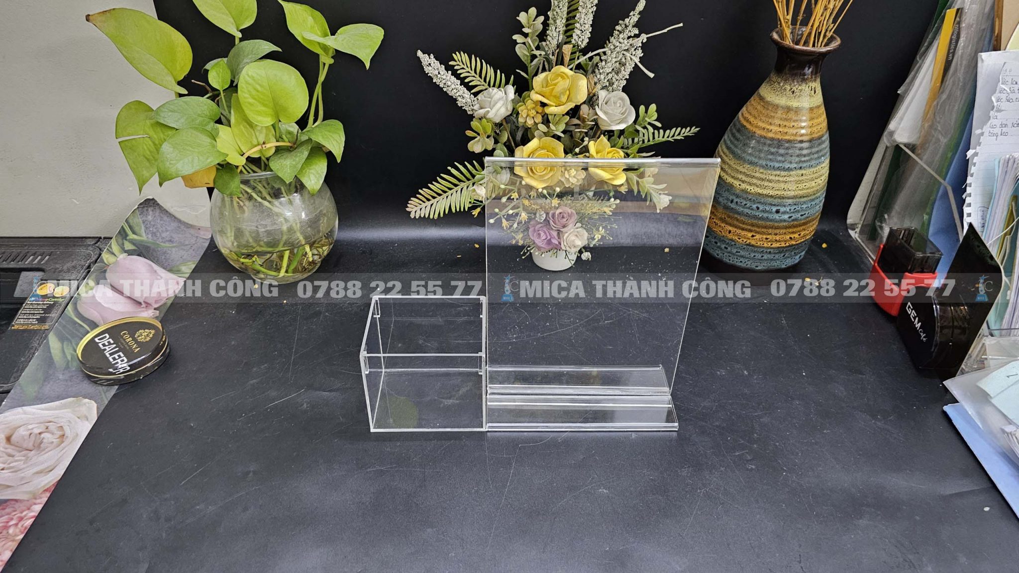 Kệ menu mica có hộc đựng viết