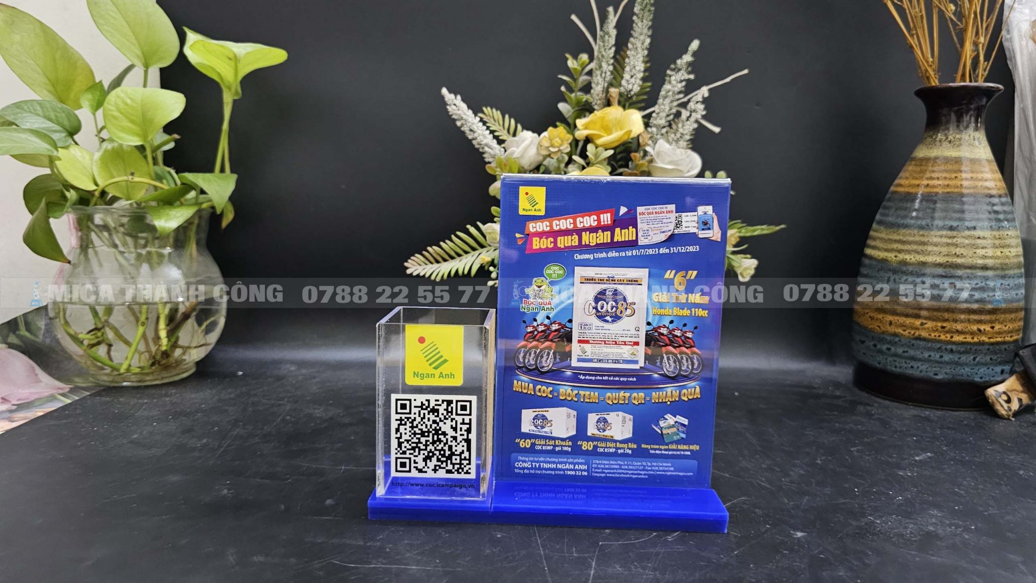 Menu mica để bàn có hộc đựng viết